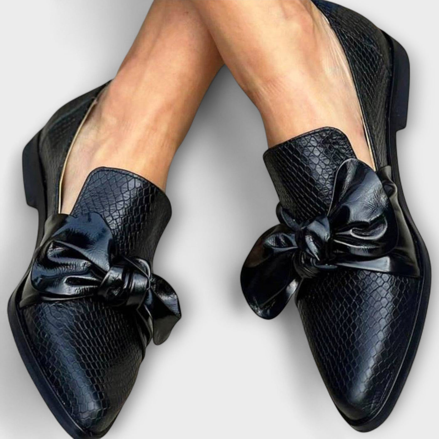 Claudia - Elegant moccasins with delicate bow detail