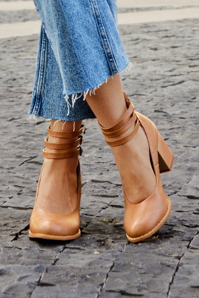 Caa™ | Elegant smooth sandals with ankle strap and thick heel for a sophisticated look