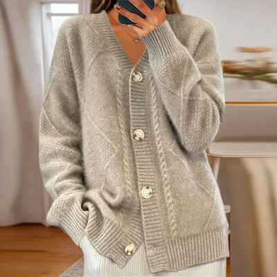 Éloise – Elegant Cable-Knit Cardigan