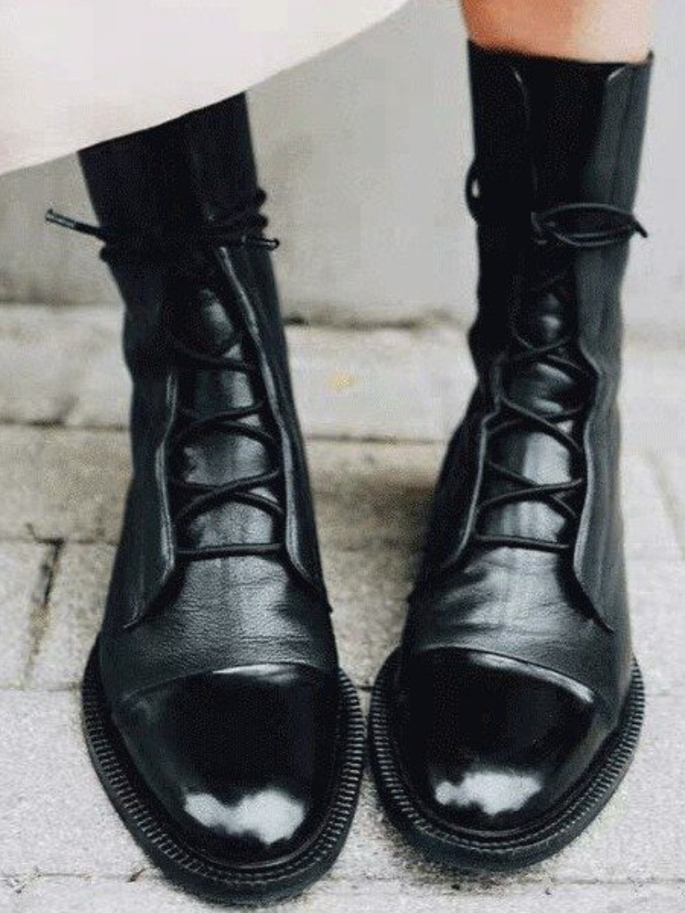 Victoria – Elegant Polished Lace-Up Boots