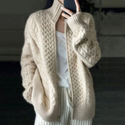 Cozy – Timeless Cable-Knit Cardigan