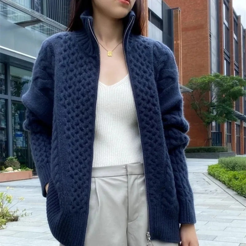 Cozy – Timeless Cable-Knit Cardigan