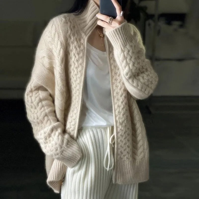 Cozy – Timeless Cable-Knit Cardigan